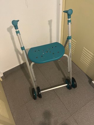 Andador con asiento y ruedas