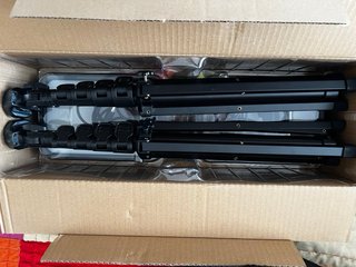 Kit de 2 Focos LED 8” con Trípodes 145cm + Filtros