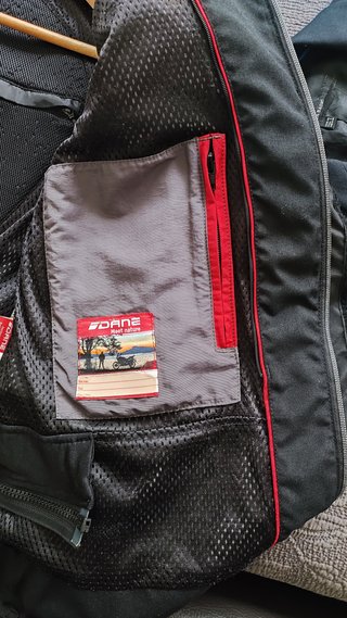 Chaqueta Moto hombre marca Dane en negro.