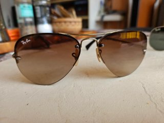 Dos gafas de sol Ray-Ban. Mujer.