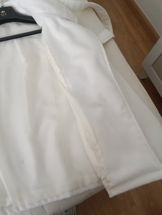 Abrigo blanco entallado con cinturón