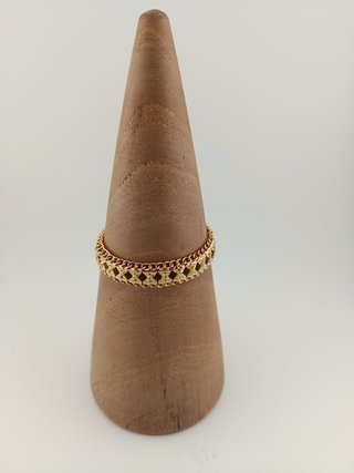Pulsera dorada con diseño geométrico