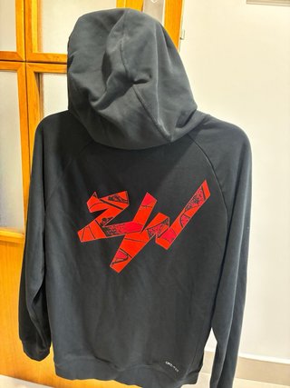 Sudadera Jordan Negra con Logo Rojo