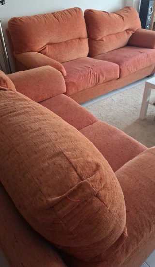 Juego de sofás naranja de tela, 2 sofas.