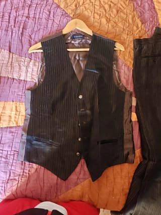 Traje italiano ROCH MOUR negro con lineas doradas.