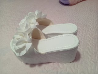 Sandalias zuecos blancas con flores