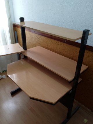 Escritorio ordenador con estanterías