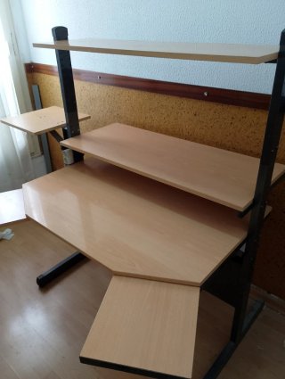 Escritorio ordenador con estanterías