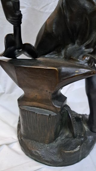 Figura antigua de calamina: Herrero