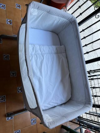 Cuna de bebé Chicco gris