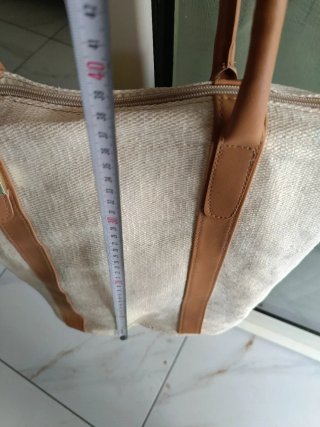 Borsa beige e marrone con dettagli in pelle