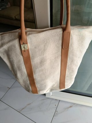 Borsa beige e marrone con dettagli in pelle