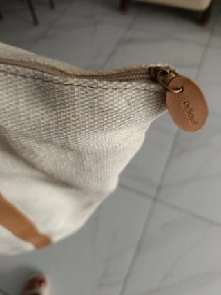 Borsa beige e marrone con dettagli in pelle