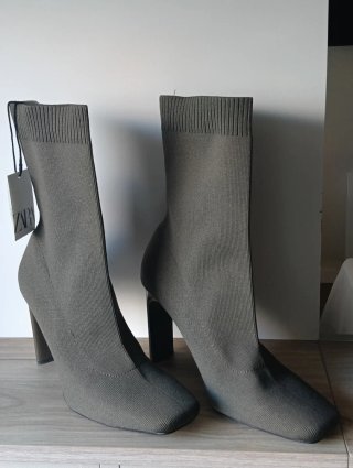 Botas Zara verde militar tacón.Tipo calcetin Nueva