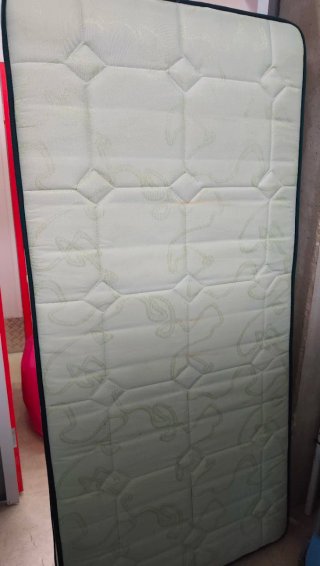 Estructura de cama metálica blanca