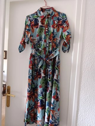 Vestido DERIBO estampado tropical