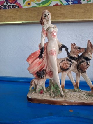 Figura escayola policromada mujer y perros