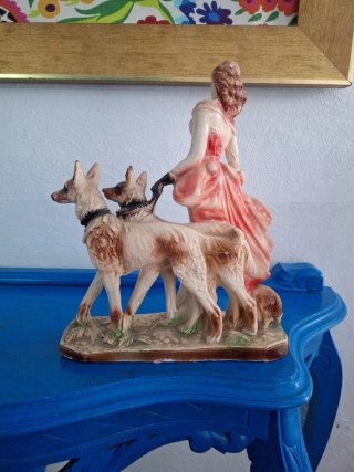Figura escayola policromada mujer y perros