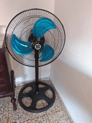 Ventilador de pie azul