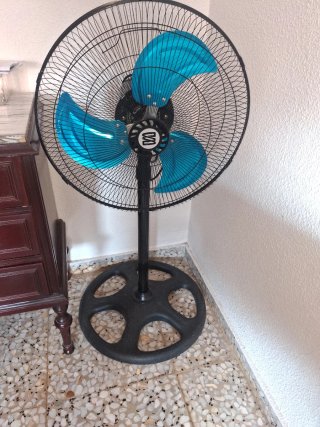 Ventilador de pie azul