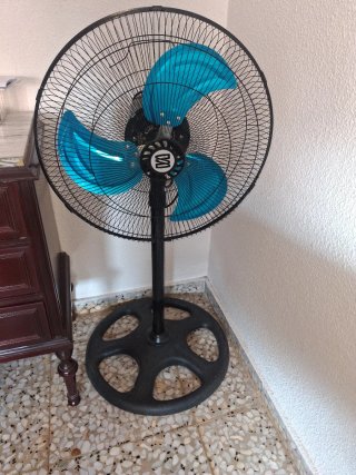 Ventilador de pie azul