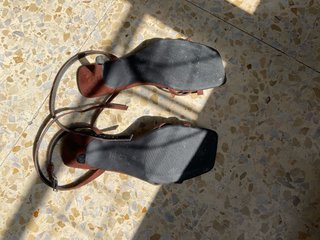 Sandalias SATINATO tacón tiras marrón