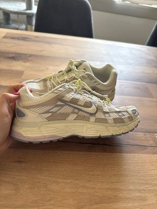 Nike P-6000 unisex blanco hueso/violeta