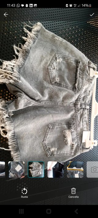 Pantaloncini jeans strappati 3 DESY