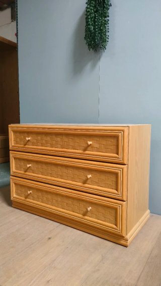 Cajonera de madera y mimbre