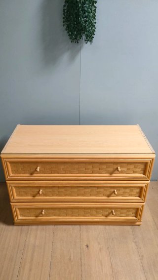 Cajonera de madera y mimbre