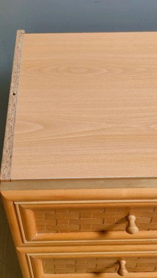 Cajonera de madera y mimbre