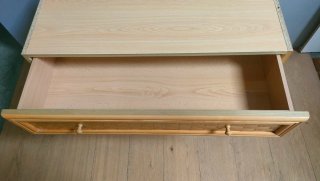 Cajonera de madera y mimbre