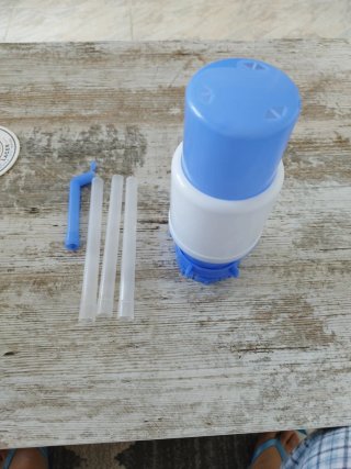Bomba manual agua para garrafa grande. Es nuevo.