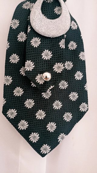 Cravatta gioiello nera con fiori
