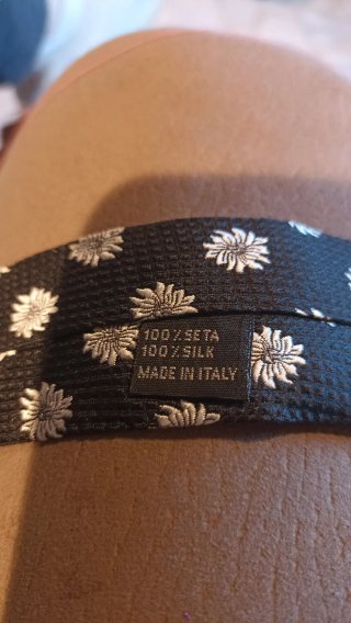 Cravatta gioiello nera con fiori