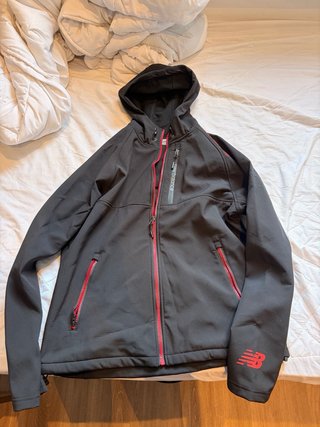 Chaqueta New Balance Negra y Roja