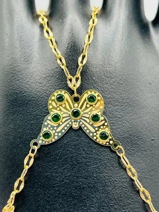 Pulsera manita mariposa con piedras verdes.