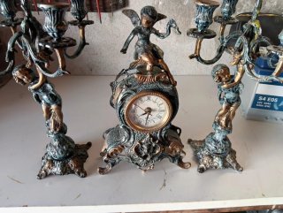 Reloj y Candelabros de Metal Estilo Antiguo