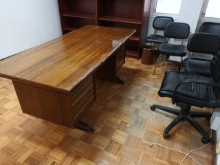 Mesa de despacho de madera