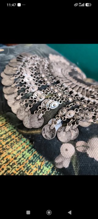 Collar étnico de alpaca con monedas.