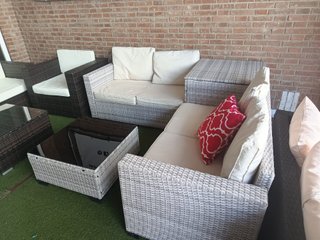Sofá rinconera ratán con baúl y mesa