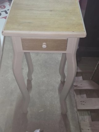 Mesa auxiliar blanca con cajón de madera