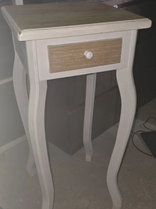 Mesa auxiliar blanca con cajón de madera