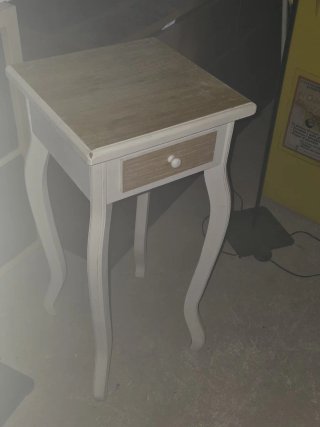 Mesa auxiliar blanca con cajón de madera