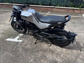 Husqvarna Vitpilen 401 Plata/Negra