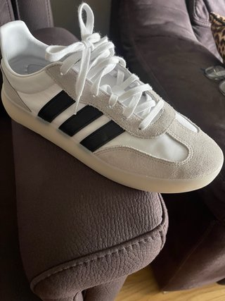 Zapatillas Adidas Grises y Blancas autenticas .