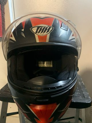 Casco de moto con diseño tribal