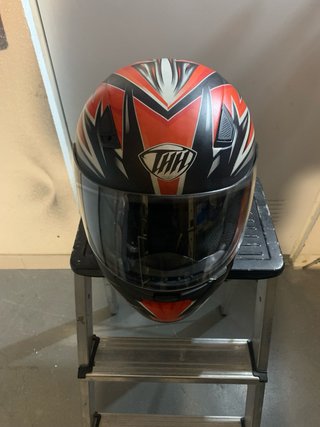 Casco de moto con diseño tribal