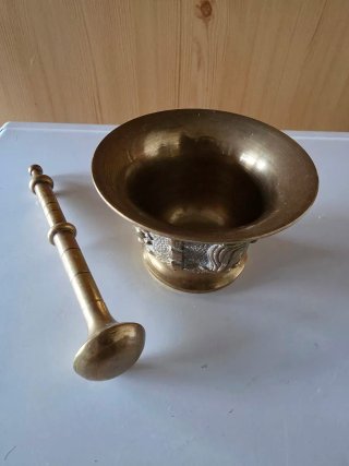 Almirez de bronce antiguo decorado