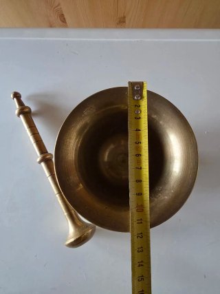 Almirez de bronce antiguo decorado